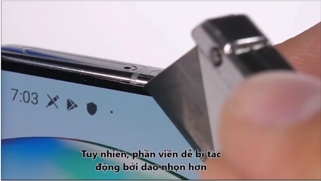 Viền kim loại bị xước dễ dàng trước lưỡi dao sắc nhọn