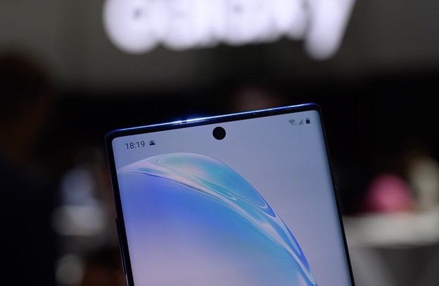 Camera selfie ‘nốt ruồi’ đặt ở vị trí trung tâm