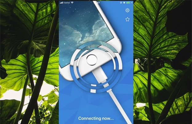 Cắm cáp kết nối giữa iPhone và máy tính