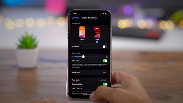 Cách bật chế độ tối trên iOS 13