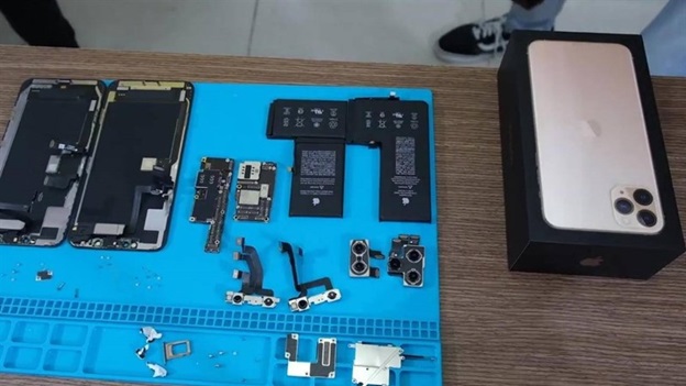 iPhone 11 Pro Max bị đem ra mổ xẻ