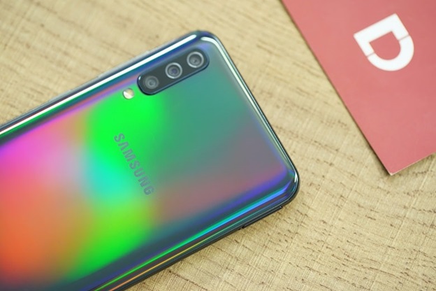 Thiết kế mặt lưng ấn tượng, đa màu sắc chuyển động ở mọi góc độ