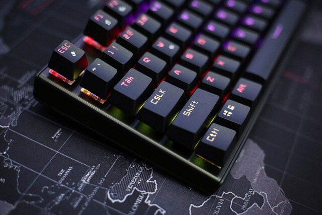 Geezer GS4 RGB rất bắt mắt và có giá chỉ khoảng 800.000 đồng.