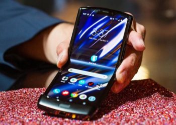 Màn hình Moto Razr 2019 sau khi được bật ra. Màn này được làm từ 1 tấm nền duy nhất và được bảo vệ bởi 1 lớp phủ đặc biệt có khả năng chống xước, va đập cao. Camera được đặt trong phần tai thỏ có độ phân giải 5MP.