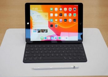 Người dùng có thể sử dụng bàn phím thông minh Smart Keyboard có thể tháo rời với iPad 10.2 inch.