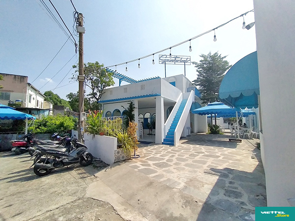 Sau khi chuyển đổi qua camera góc siêu rộng, Galaxy A20s chụp được toàn cảnh quán cà phê chỉ với 1 lần chụp