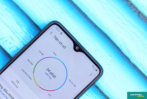 Galaxy A20s trang bị camera trước 8MP để đáp ứng tốt nhu cầu chụp ảnh selfie của người dùng