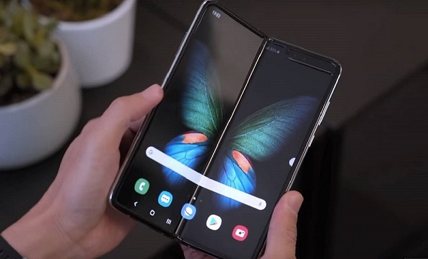 Galaxy Fold là siêu phẩm công nghệ tương lai vì có thiết kế nhỏ gọn của điện thoại và màn hình lớn với như máy tính bảng