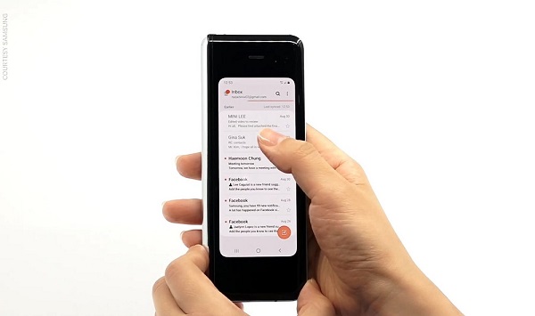 Khi gập màn hình lại, Galaxy Fold có thiết kế nhỏ gọn của một chiếc điện thoại thông thường