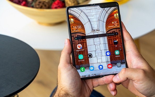 Galaxy Fold sau khi mở ra với màn hình rộng tương tự máy đọc sách.