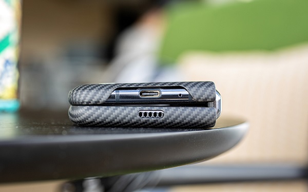 Vẫn còn 1 khe hở nhỏ khi gập máy lại.