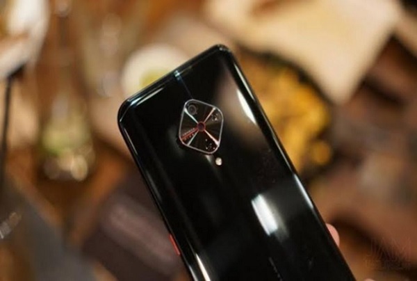 Vivo S1 Pro phiên bản màu đen.