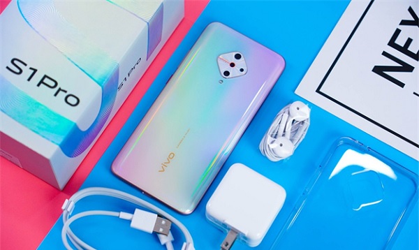 Vivo S1 Pro sở hữu cụm 4 camera hình kim cương độc đáo