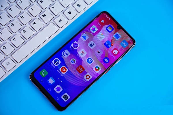 Sở hữu màn hình tràn Halo FullView và được tích hợp cảm biến vân tay dưới màn hình