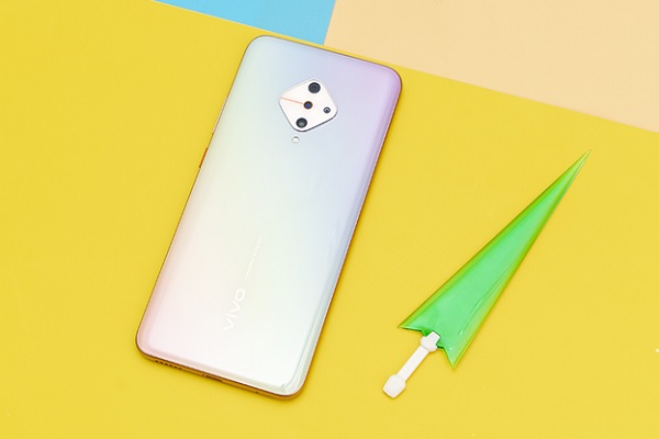 Mặt sau của máy