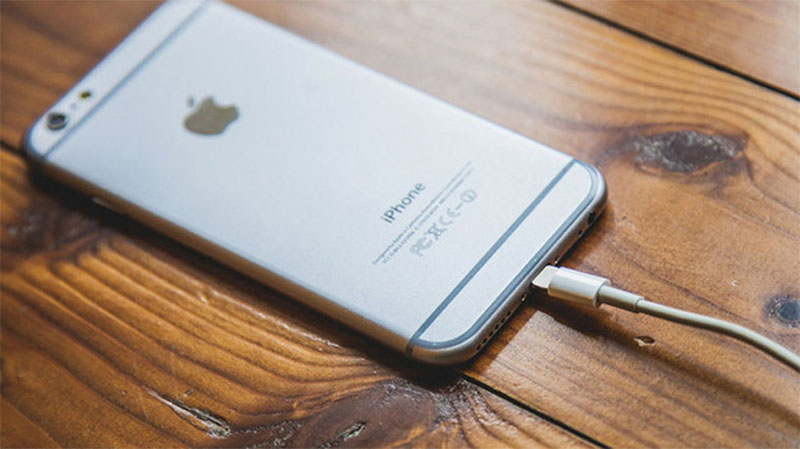 Với lỗi không nhận sạc iPhone hầu hết không cần thay pin mới