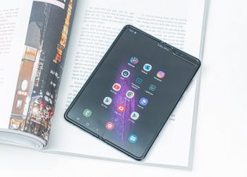 Galaxy Fold sở hữu bộ vi xử lý sản xuất trên tiến trình 7nm, với 12GB RAM và 512GB bộ nhớ trong.