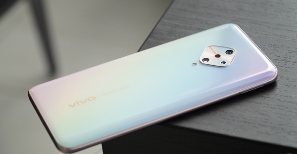 Máy cũng có thiết kế bo cong rất uyển chuyển, tạo cảm giác cầm nắm thoải mái.