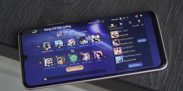 Vivo S1 Pro sở hữu bộ vi xử lý Snapdragon 665 kết hợp 8 GB RAM và 128 GB ROM, cấu hình khá mạnh trong phân khúc giúp bạn thỏa thích chiến các tựa game phổ biến như Liên Quân Mobile, PUBG…