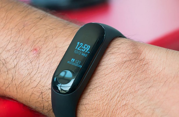 Mi Band 3i khá nhỏ gọn và chỉ nặng 38,2 gram.