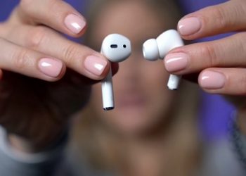 Tai nghe Airpods 2 bên trái và AirPods Pro có thiết kế khác nhau.