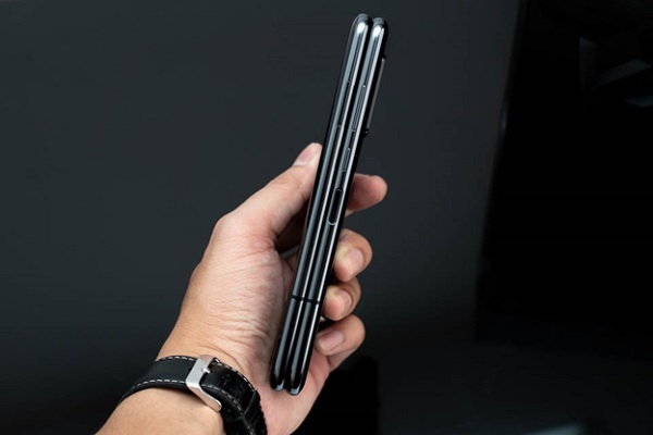 Cạnh phải là nơi đặt các phím vật lý như nguồn, tăng giảm âm lượng và cảm biến vân tay.