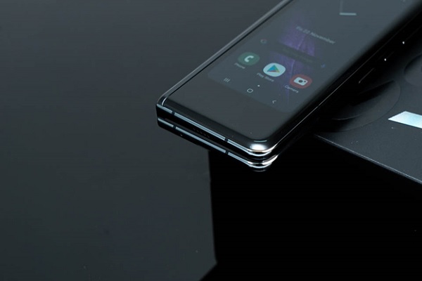 Cạnh dưới là nơi đặt mic thoại và loa ngoài