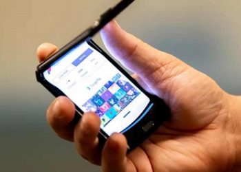 Trên tay Motorola Razr 2019 – Sự hồi sinh của điện thoại nắp gập