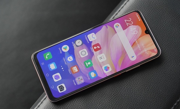 Mặt trước Vivo S1 Pro khá “phổ thông” nhưng đây vẫn là tổng thể rất dễ chịu
