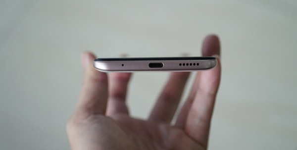 Cạnh dưới là cổng sạc USB-C, mic thoại và loa ngoài
