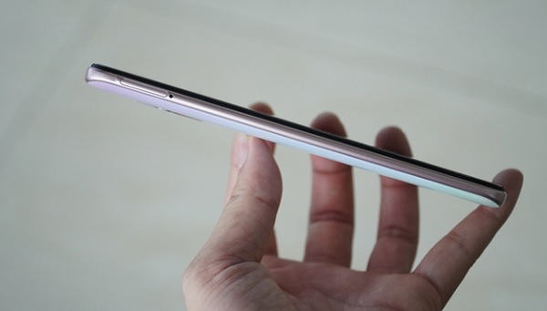 Cạnh trái là vị trí khay SIM