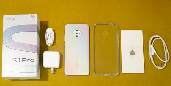 Full hộp sản phẩm OPPO A1k: điện thoại và bộ phụ kiện sạc, cáp, tai nghe, que SIM, ốp lưng