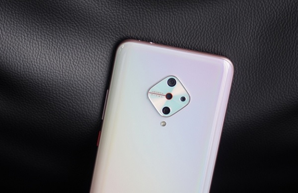 Thiết kế camera độc nhất, nhận diện thương hiệu S1 Pro