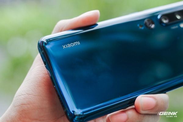 Góc trái phía dưới của máy là logo “Xiaomi” quen thuộc.