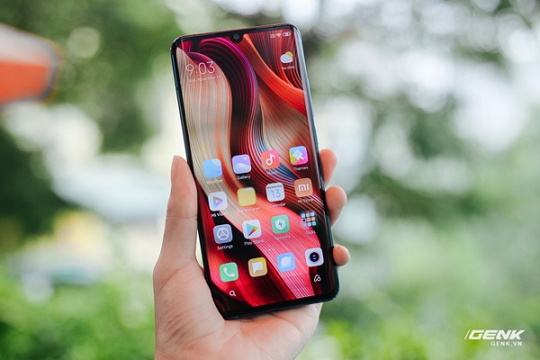 Trên tay Xiaomi Mi CC9 Pro với màn hình AMOLED 6,47 inch độ phân giải full HD+.