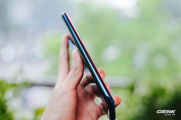 Cạnh trái trơn không có nút vật lý nào.