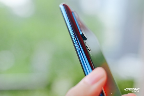 Cạnh phải gồm nút nguồn và nút tăng giảm âm lượng.