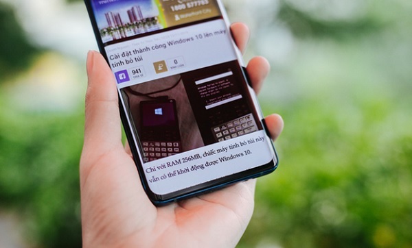 Viền đáy vẫn còn hơi dày so với một số dòng máy Android cao cấp.