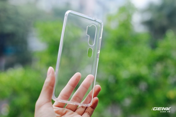 Ốp lưng silicon được tặng kèm máy.