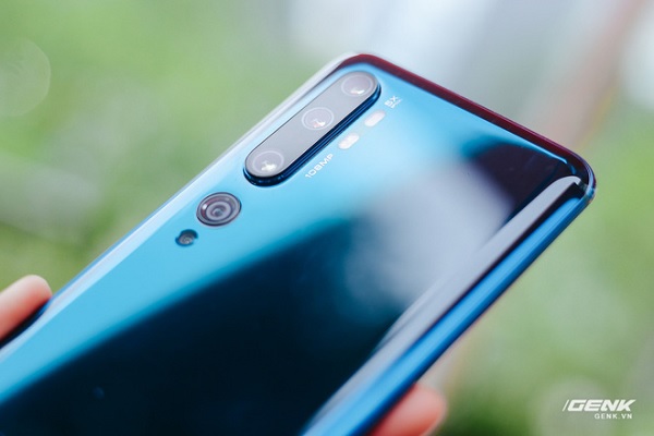 Cụm camera phía sau gồm 5 cảm biến trong đó: cảm biến chính 108MP, cảm biến góc siêu rộng 20MP, cảm biến macro 2MP, cảm biến zoom 2x 12MP và cảm biến zoom 5x 5MP.