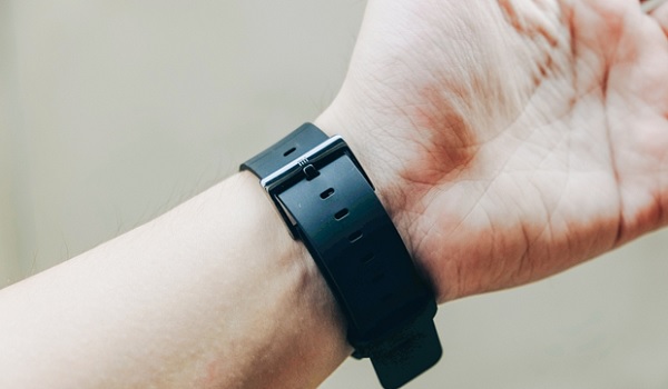 Người dùng có thể tháo ra và thay dây khác 