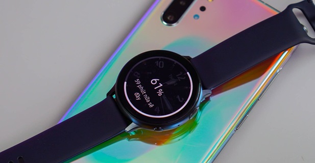 Tích hợp sạc không dây và tương thích với mọi bộ sạc dùng chuẩn Qi