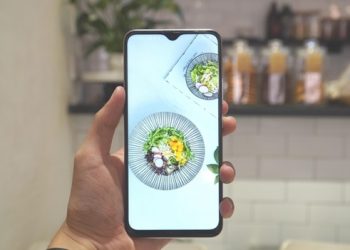 Máy được trang bị màn hình lớn với chất lượng hình ảnh sắc nét