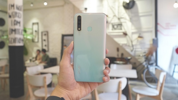 Máy được trang bị viên pin siêu khủng 5.000 mAh