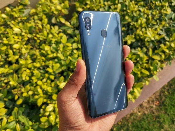 Sở hữu viên pin khủng 4.000 mAh và hỗ trợ sạc nhanh