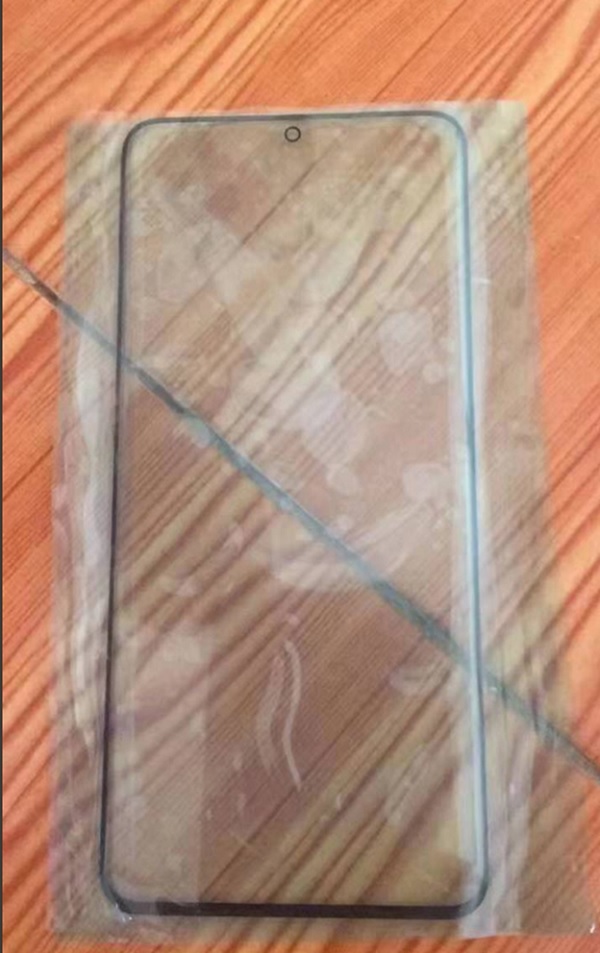 Tấm nền phỏng theo thiết kế màn hình “đục lỗ” siêu nhỏ