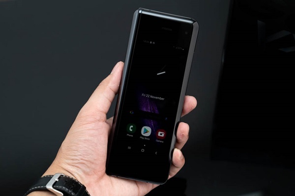 Galaxy Fold có màn hình lớn hơn Galaxy Fold 2 giúp người dùng có thể thao tác 3 ứng dụng cùng lúc