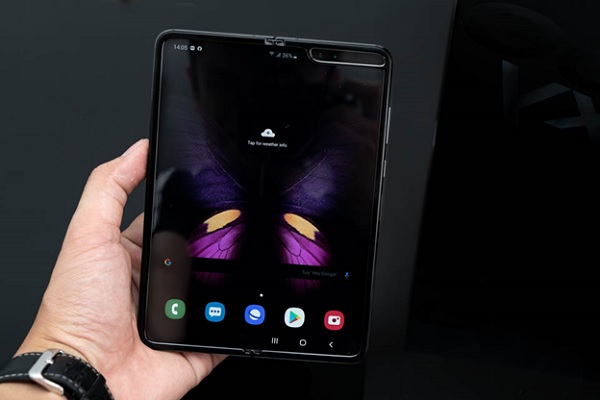 Galaxy Fold sở hữu viên pin lớn 4.380mAh và hỗ trợ sạc nhanh 15W cùng sạc ngược không dây 9W