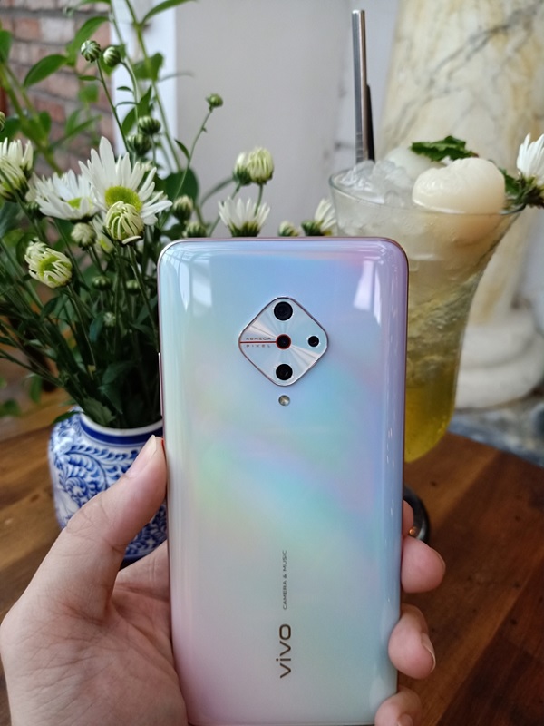 So với Vivo S1, biến thế nâng cấp Vivo S1 Pro “lột xác” hoàn toàn từ thiết kế và thông số camera