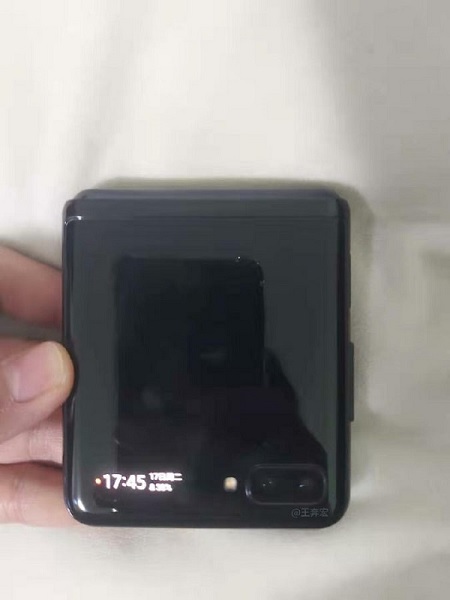 Màn hình nhỏ ở bên ngoài cùng camera